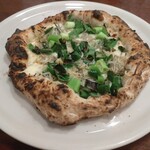 ピッツェリア ファッブリカ 1090 - ビアンケッティ（ちりめんじゃこ、九条ネギ、ケッパー、燻製チーズ、モッツァレラのピッツァ）