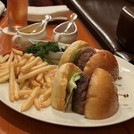オールドインペリアル バー - 帝国ホテル 東京　オールドインペリアルバー　ハンバーガーサンドウィッチ