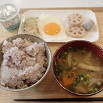 トーコーキッチン - 目玉焼き　副菜二品、豚汁、ご飯