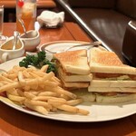 オールドインペリアル バー - 帝国ホテル 東京　オールドインペリアルバー　海老フライのサンドイッチダブルソース