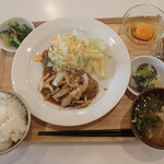 トーコーキッチン - 本日の定食 トンテキ中華ソース 副菜二品、豚汁、ご飯　＋　納豆