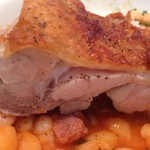 Kamekichi - 地鶏モモ肉のポアレと白インゲン豆のトマトソース煮込み