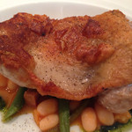 地鶏モモ肉のポアレと白インゲン豆のトマトソース煮込み