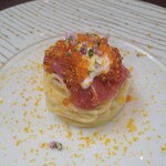 255400606 - 中トロマグロのカルパッチョとイクラ、 ブッラータチーズをのせたペペロンチーノ