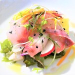 ビシャモンテ - カンパチのカルパッチョ フランボワーズヴィネガー風味