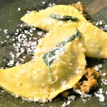 ビシャモンテ - ホウレンソウとリコッタのメッツァルーナ ボロネーゼソース