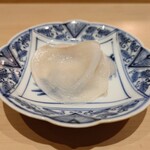 すし 良月 - 鮑の貝柱の刺し身:こりこりな歯応えを愉しむ