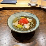 御料理 ふじ田 - 冷やし物：つぶ貝＆じゅん菜、徳島産ももりこトマト、そら豆
      
      