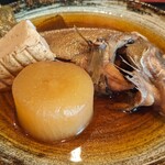 かず家 - セトダイ（別名タモリ）の煮付け。味が沁みていておいしい。大根も沁み沁みなのに、煮崩れて無くて和食の技法をちゃんと使っているのが分かります。