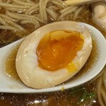 らぁ麺や 嶋 - 中央まで温めて、半熟の甘さMAX