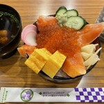こみや寿司 - ランチのサーモンいくら丼900円