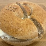 ラッキー ベーグル - 全粒粉+クリームチーズ！