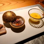 Metis - ◎宴の始まり
      ・和牛タン、ルクルス、鰻の燻製、キャビア/太刀魚、銀子/
      マントヴァ産メロンのガスパチョ/鮎のパテ、林檎ゼリー