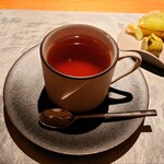 Metis - シャインマスカットタルト、ピスタチオロール、黒蜜ときなこのシュー、紅茶