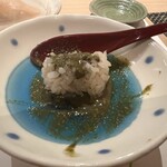 鮨アカデミー樹 - トリュフ塩のシャリ玉に鮑の肝ソースをからめます