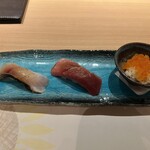 鮨アカデミー樹 - にぎり：いさき、中トロ、いくらの小丼