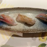 鮨アカデミー樹 - にぎり：しまあじ、ひらめ、14日間熟成させた鯵