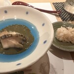 鮨アカデミー樹 - 蒸し鮑と肝ソース、トリュフ塩のシャリ玉