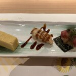 鮨アカデミー樹 - 海老のすり身の玉子焼き、煮穴子、海葡萄とマグロの手巻物