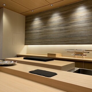 店内は木の質感を生かした、上質感あふれる作り