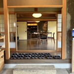 蔵元料理 マルト醤油 - 店内_土間から