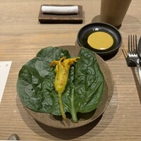 LURRA° - 花ズッキーニ、スッキーニのラグーとサフラン