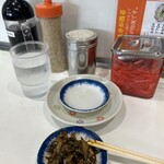 長浜ラーメン 一心亭 - おにぎりと漬物は先に完食！