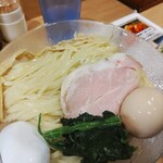 らぁ麺 みうら - こちらは冷やし胡麻だれつけ麺の大盛。めちゃ大盛り