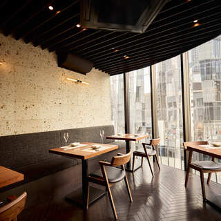 銀座の街を眺めながら食事を楽しめる、大人のくつろぎ空間