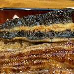 蒲焼 うなよし - 皮の焼き目は少なめです。