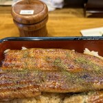 蒲焼 うなよし - 卓上の山椒で美味しく味変です。