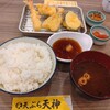 天ぷらの天神 - ご飯（普通盛）と天ぷら、赤だし、小鉢