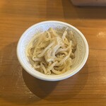 大衆焼肉 やまにく - 突出し風ナムル、1回お代わり可能