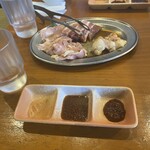 大衆焼肉 やまにく - タレは1種類　辛味噌、塩、レモン汁があります