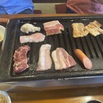 大衆焼肉 やまにく - 鉄板上