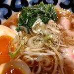 麺家 たけ田 - ほうれん草と白ネギの上には大量のブラぺ