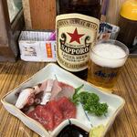 立呑み処 入部酒店 - 赤星大瓶とお造り盛り合せ