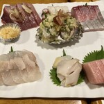 居酒屋三平 - 刺し盛り。左上の鰹、真ん中の鯵の薬味和え、右下の鮪が特に絶品でした！