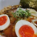 手揉み中華そば 中村 - トッピングはさることながらベースの親？鶏のパワフルなコク、存在感が感じられる。