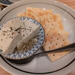 居酒屋 ヨーテル - ブルーチーズ豆腐＆クラッカーは乙な味わい。