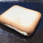 ヨークベニマル - ラングドシャのクッキーでミルクチーズクリームをサンドしています♪