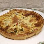 オールデイダイニング カリフォルニア - ベーコンと夏野菜のキッシュ