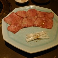 食道園 北新地店 - 厳選タン 塩