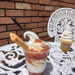 余市ワイナリーカフェ - 手前がさくらんぼのソフトクリーム