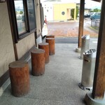 白鳥十郎そば本舗 - 外待ち合い所