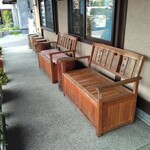 白鳥十郎そば本舗 - 外待ち合い所