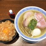 らぁめん 信 - 特塩らぁめん（1750円）＋マグマ塩で食べる卵かけご飯（350円）