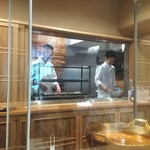 銀座 きた川 - 鮎を焼いてる所を見せてくれます