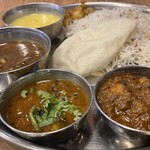 SpiceMaMa - スーパーフル（副菜含め６種）　1600円（税込）