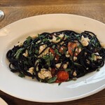 タロス - いかとプチトマトのオイルソース　実山椒の香り　イカスミを練り込んだスパゲッティで